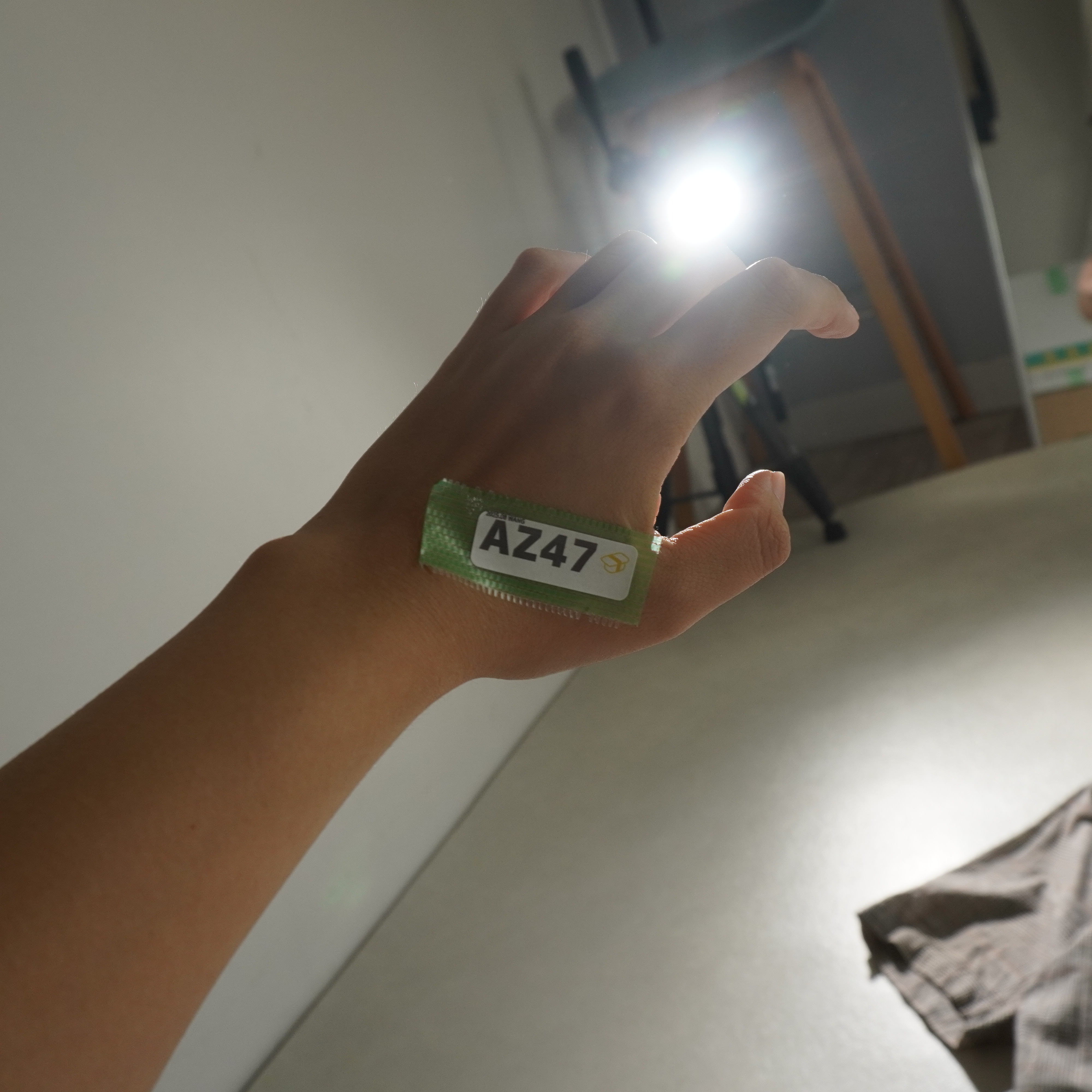 管理番号を手に貼った例